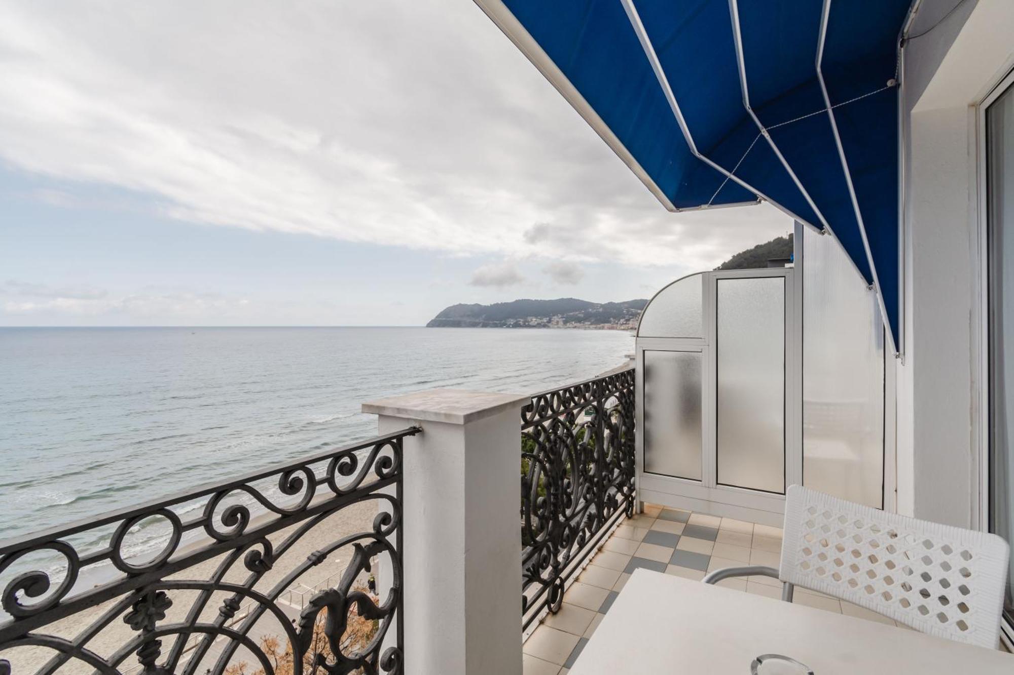 Hotiday Room Collection - Mediterranee Alassio Exteriör bild